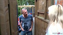 German Wife - Ehefrau Jenny fickt den Nachbarn wenn Mann auf Arbeit ist Deutsch